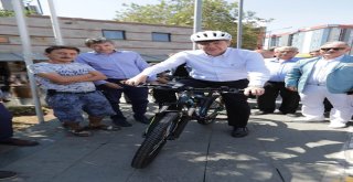 Başkan Türel Esnafla Birlikte Kavurma Yiyip Okey Oynadı, Bisiklete Bindi