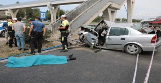 Hız Yolu Değil, Hayatı Kısaltır Pankartı Bulunan Üst Geçide Çarpan Otomobilde Can Verdi