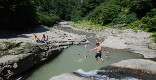Sıcaktan Bunalanlar, Şelalelere Akın Etti