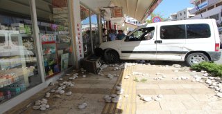 İş Yerine 3 Yıldır Üst Üste Otomobil Giren Eczacı İsyan Etti