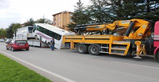 Tırdan Düşen Otobüs Şaha Kalktı