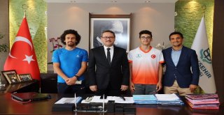 Başkan Kartoğlundan Türkiyenin En Hızlısına Ödül