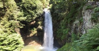 Akın Akın Şelaleyi Görmek Ve Resim Çektirmek İçin Geliyorlar