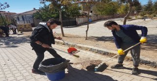 Üniversiteliler İlkokulda Temizlik Ve Boya Yaptı