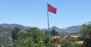 Aksekili Hayırseverden Köyüne Dev Türk Bayrağı