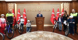 “Kırmızı Düdük”Le Anne Ve Babalarını Uyardılar, Bisikleti Kaptılar
