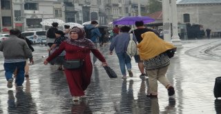Beyoğlunda Vatandaşlar Yağmura Hazırlıksız Yakalandı