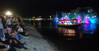 Tarihi Köprüde Üzerinde 50 Kişilik Organizasyonla Evlilik Teklifi