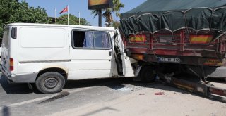 Minibüs Park Halindeki Tıra Çarptı; 1 Yaralı