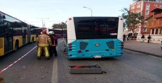 Kadıköyde Yol Çöktü, Özel Halk Otobüsünün Tekeri İçine Düştü