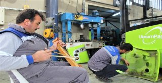 (Özel) Otobüsleri Temizlerken Kemençe Çalıp Şarkı Söylüyorlar