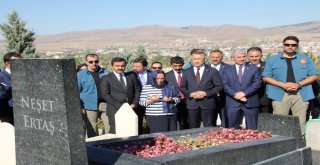 Cumhurbaşkanı Yardımcısı Oktay Ve Ak Parti Teşkilatı, Neşet Ertaşın Mezarını Ziyaret Etti