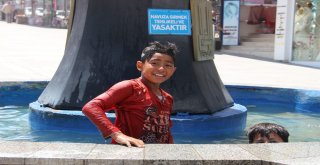 Sıcaktan Bunalan Çocuklar Süs Havuzunda Serinliyor