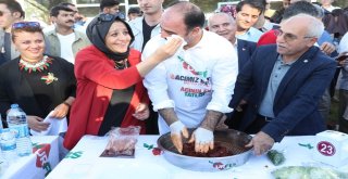 Şanlıurfada 300 Kişi Aynı Anda Çiğköfte Yoğurdu