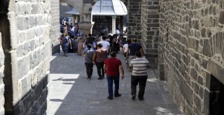 Sur Ziyaretçi Akınına Uğradı