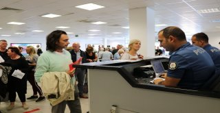 Pasaport Kontrolünden Çıkan Belçikalı Turist Aile, Karşısında Protokolü Görünce Şaşkına Döndü