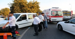 Ambulansla Hafif Ticari Araç Çarpıştı: 2 Yaralı