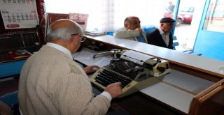 Unutulmaya Yüz Tutmuş Arzuhalcilik Mesleğini Yaşatıyor