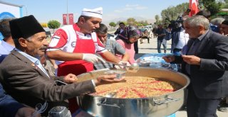 Edremit Belediyesi Bin 500 Kişiye Aşure Dağıttı