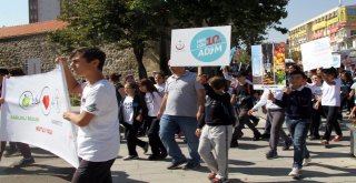 Elma, Su Ve Şapka Alabilmek İçin Adeta Birbirlerini Ezdiler