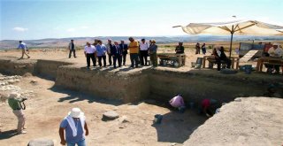 Amasya'da 2 Bin 500 Yıllık Pers Sarayının Sütunları Bulundu