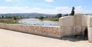 Tarihi Köprüdeki Aşk Sözleri Muhtarı İsyan Ettirdi