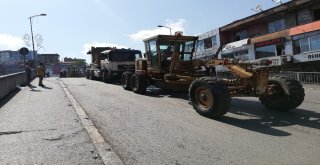 İş Makinesi Yüklü Tır Köprüye Oturdu, Trafik Felç Oldu