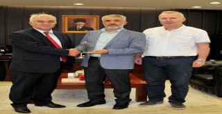 Samsun-Sinop Veteriner Hekimler Odasından Rektör Bilgiçe Plaket