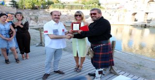 Sanatçılar Yozgatın Tanıtımı İçin Tarihi Roma Hamamında Yüzdü