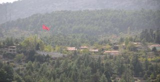Aksekili Hayırseverden Köyüne Dev Türk Bayrağı