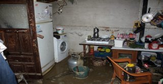 Patlayan İçme Suyu Hattı Koyunların Bulunduğu Ağılı Sular Altında Bıraktı