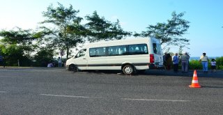 Kapalı Kasa Kamyonetle Minibüs Çarpıştı: 11 Yaralı