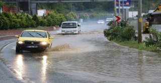 Aniden Bastıran Yağmur Yolları Göle Çevirdi