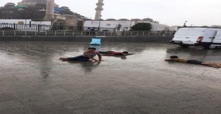 İstanbulda Çocukların Yağmur Sevinci