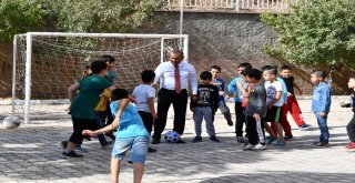Çocuklarla Futbol Oynayan Vali Sonel, Lunapark İsteklerini De Yerine Getirdi