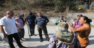 Kamyonlardan Şikayet Eden Mahalleli Yolu Kapatıp Eylem Yaptı