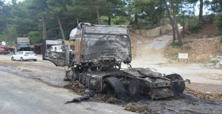 Çanakkalede Saman Yüklü Tır Yandı