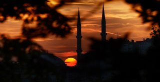 İstanbul Kızıla Boyandı