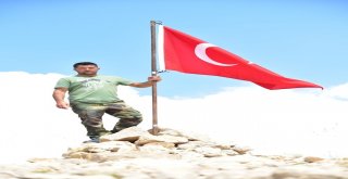 Şehitler İçin 3024 Rakıma Türk Bayrağı Dikti