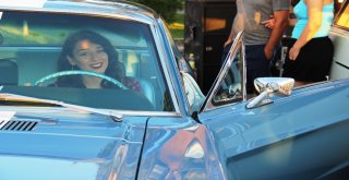 Klasik Otomobillerle Fotoğraf Çektirmek İçin Birbirleriyle Yarıştılar