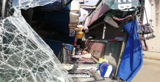 Trabzonda Kamyondan Kayan Direk Halk Otobüsünün İçine Girdi: 2 Ölü, 8 Yaralı