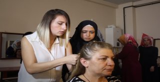 Savaştan Kaçan Suriyeli Kadınlar, Kuaför Olma Hayali Kuruyor