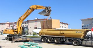 Okul Bahçesine Getirilen Dev Hediye Paketinden Phantom Savaş Uçağı Motoru Çıktı