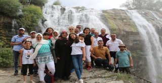 Tortum Şelalesi Yerli Turistle Doldu Taştı