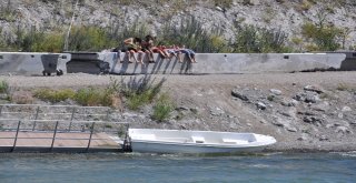 (Özel) Karsta Sıcaktan Bunalanlar Çıldır Gölünde Serinliyor