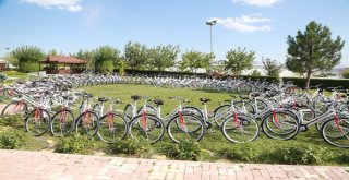 Başkan Yanılmaz, Yaz Kampına Katılan Çocuklara Bisiklet Hediye Etti