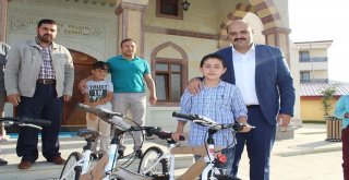 Kuran-I Kerim Okumayı Öğrenip Hediyelerini Aldılar