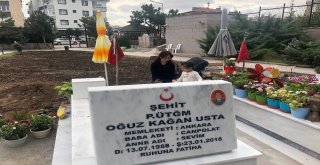 Üsteğmen Ustayı Şehit Eden Teröristler Yakalandı, Ailesi Şehidin Kabrine Koştu