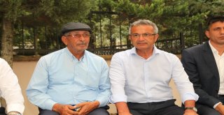 Ömer Halisdemirin Babası Ve Kardeşi Gebzede Şehitliği Ziyaret Etti