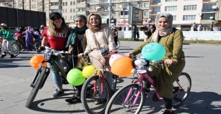 Süslü Kadınlar, Egzoz Kokusuna Karşı Pedal Çevirdi